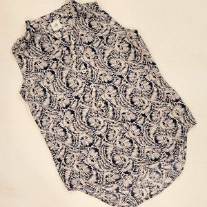 Size XS: CAbi Blue Plaza Paisley Print Top Style 5038